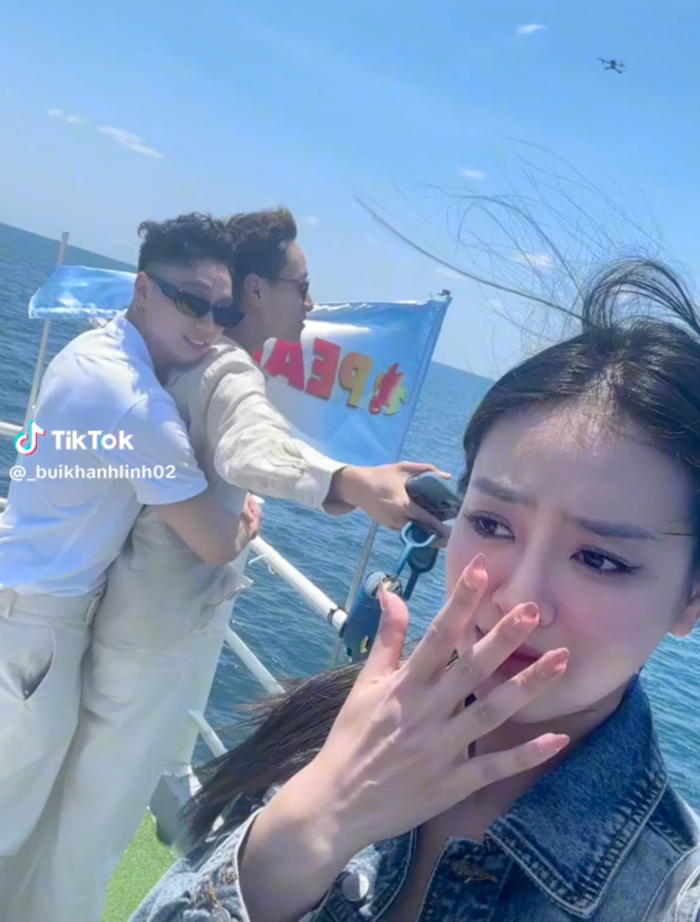 Bùi Khánh Linh thất thần, bối rối lấy tay che miệng vì chứng kiến Wukong và Hà An Huy ôm nhau trên du thuyền