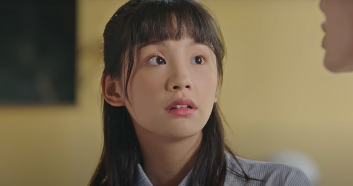 Thu Hà Ceri gây tranh cãi trong phim Đi giữa trời rực rỡ vì lối diễn xuất đơ cứng, thiếu tự nhiên.