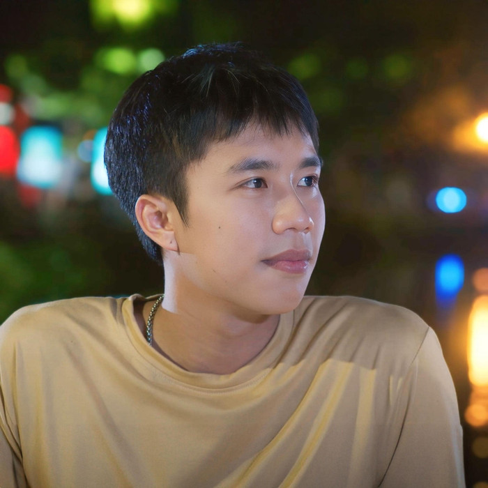 Trong khi đó, Long Vũ trong vai Chải dù tạo nên sức hút cho Đi giữa trời rực rỡ lại ngày càng ít thời lượng lên sóng. 