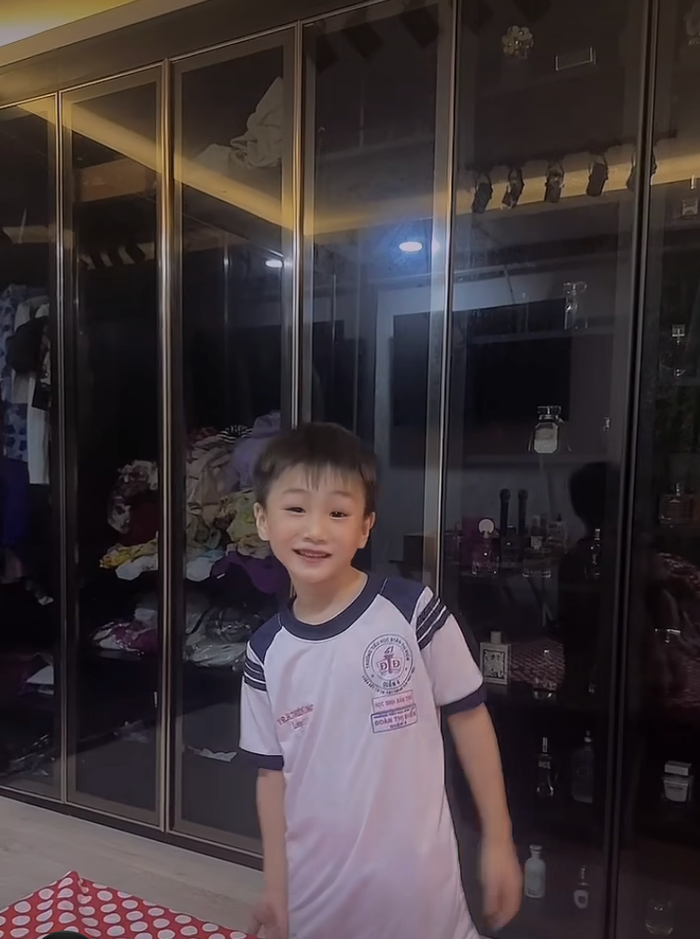 Con trai Lâm Khánh Chi trong đoạn clip vừa được nữ ca sĩ chia sẻ.