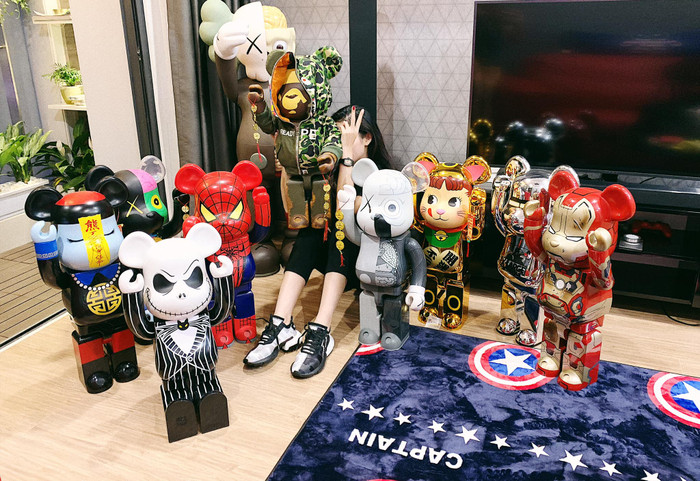 Cô đặc biệt yêu thích các mẫu bearbrick mô phỏng nhân vật siêu anh hùng hoặc các nhân vật trong phim kinh dị.