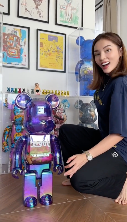 Vào dịp Tết 2023, Hoa hậu Kỳ Duyên từng chi 28 triệu đồng để thêm vào bộ sưu tập 'gấu bụng phệ' thành viên mới mang tên X-Girl Clear Purple. 