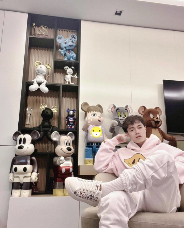 Bộ sưu tập gấu 'bụng phệ' của Văn Toàn với nhiều phiên bản màu sắc, kích thước khác nhau. Theo nhiều người, bộ sưu tập của tiền đạo quê Hải Dương có giá lên đến hàng tỷ đồng. 