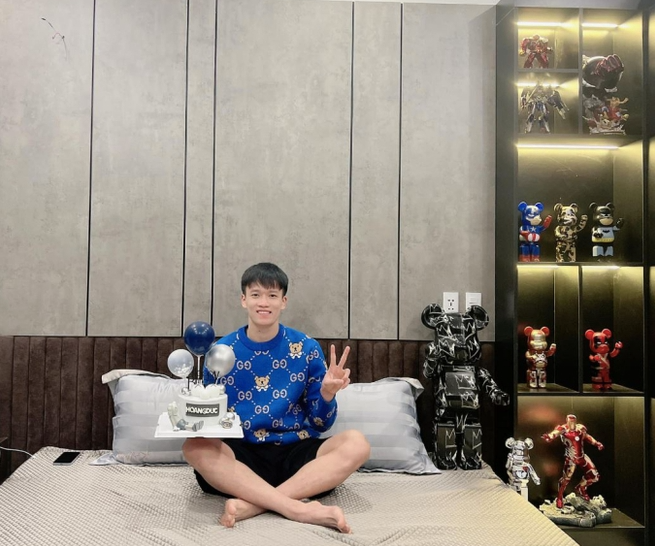 Trong một video khoe nhà ở Hải Dương vào năm 2022, những chú Bearbrick được tiền vệ Hoàng Đức đặt rải rác khắp phòng ngủ. Theo đó Hoàng Đức cũng đang có lượng 'gấu bụng phệ' kha khá, được anh bày trí từ kệ đến bàn làm việc và cả đầu giường ngủ.