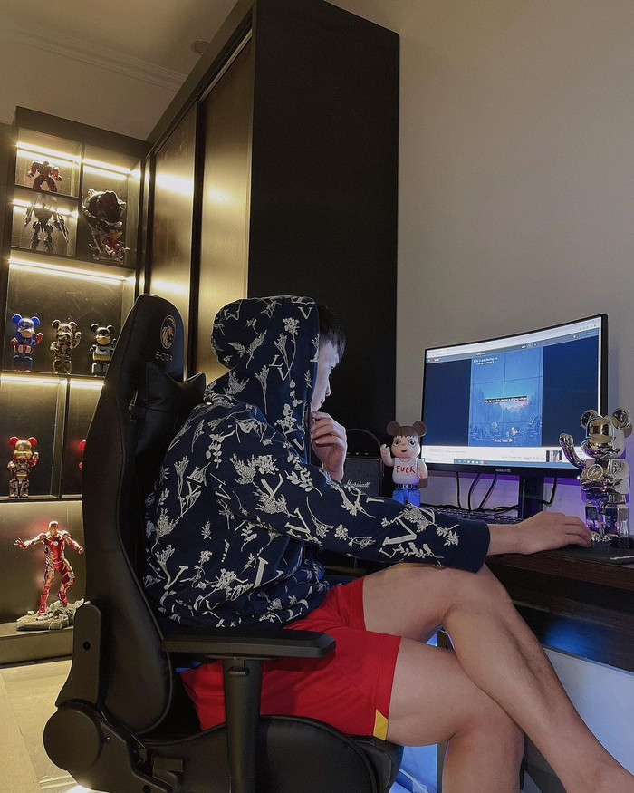 Ở tuổi 26, tiền vệ CLB Viettel có khối tài sản khủng gồm siêu xe G63 hơn 11 tỷ, đồng hồ đắt đỏ từ các thương hiệu đình đám cùng bộ sưu tập Bearbrick trị giá hàng trăm triệu đồng.