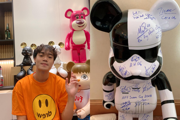 Trong số đó, 2 chú gấu và 2 chú chuột (ảnh bên trái) đã có giá khoảng vài trăm triệu. Đáng chú ý hơn cả, Văn Toàn còn sở hữu 'gấu bụng phệ' tên Bearbrick Stormtrooper Executioner (ảnh bên phải) có giá khoảng 15 triệu đồng, được anh xin đầy đủ chữ ký của các cầu thủ tuyển Việt Nam (Ảnh: Tổng hợp) 