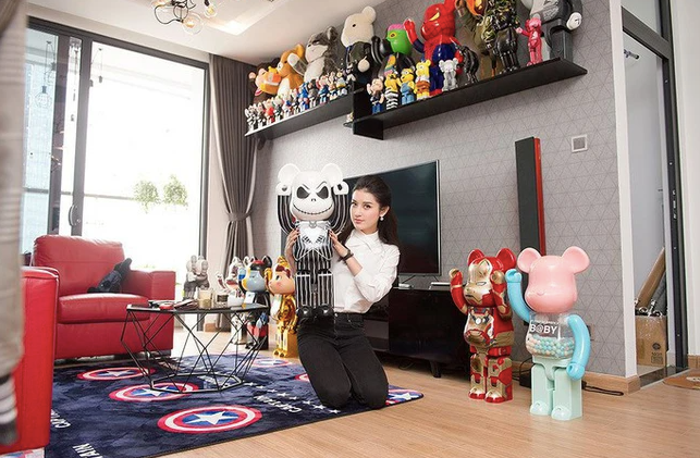 Á hậu Huyền My sở hữu vài mẫu Bearbrick cực hiếm và giá đắt đỏ. Người đẹp trưng bày tất cả các mẫu trong phòng khách và chỉnh tay từng chú gấu theo động tác giơ tay chào. Theo chia sẻ, đó là cách để Á hậu Huyền My cảm thấy hạnh phúc hơn khi mở cửa căn hộ của mình vì 'lúc nào cũng có cảm giác mình đang được đón chào'.