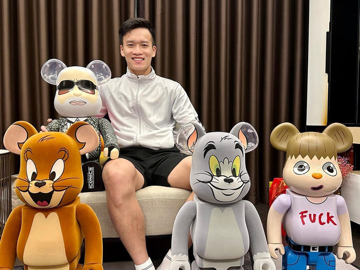 Tiền vệ Hoàng Đức sở hữu bộ sưu tập Bearbrick size 1000% không hề kém cạnh tiền đạo Văn Toàn. 