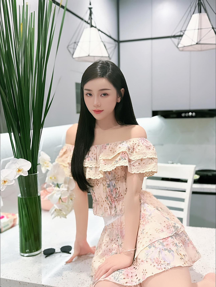 Quỳnh Kool chăm diện váy trễ vai khoe vai thon gọn và vòng 1 đẫy đà. 