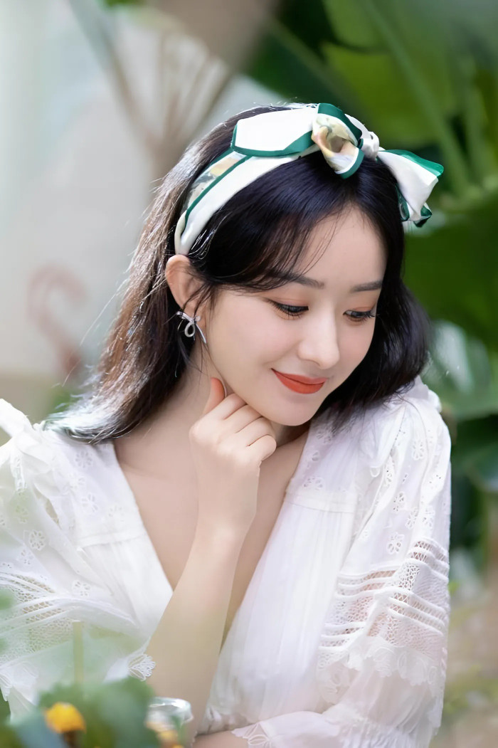 Triệu Lệ Dĩnh đề cao việc uống đủ nước mỗi ngày để chăm sóc da.