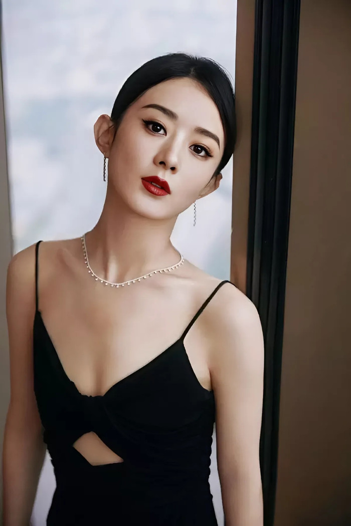 Triệu Lệ Dĩnh thay đổi cách vẽ lông mày để mang đến vẻ đẹp thanh thoát.