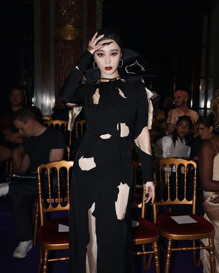 Phạm Băng Băng hóa thân 'nữ hoàng ma cà rồng' trong show diễn của nhà mốt Viktor&Rolf.