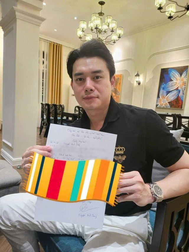 Hình ảnh bạn trai Trương Ngọc Ánh chụp cùng giấy vay tiền.