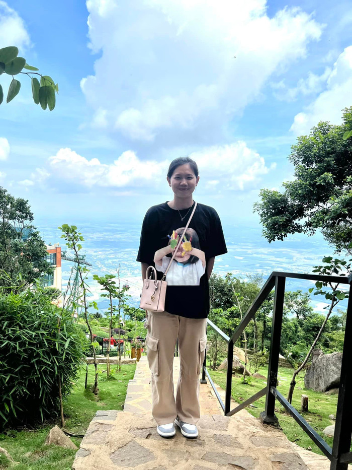 Ánh Viên diện túi Michael Kors MK Mercer Extra-Small Pebbled Leather Crossbody Bag có giá hơn 2,5 triệu.