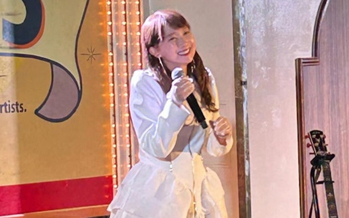 Nữ ca sĩ 69 tuổi có nhan sắc được ví như gái 20, đỗ bằng tiến sĩ Đại học danh giá thế giới Ảnh 2