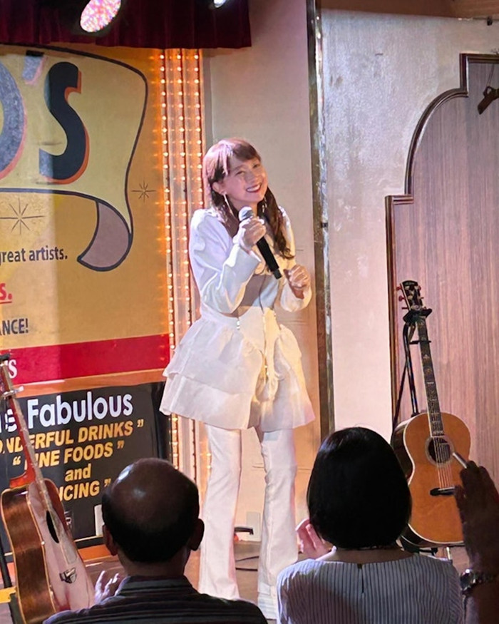 Nữ ca sĩ 69 tuổi có nhan sắc được ví như gái 20, đỗ bằng tiến sĩ Đại học danh giá thế giới Ảnh 2