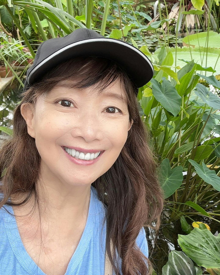 Nữ ca sĩ 69 tuổi có nhan sắc được ví như gái 20, đỗ bằng tiến sĩ Đại học danh giá thế giới Ảnh 3