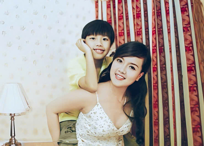 Nghệ sĩ Vân Dung và con trai Long Vũ (hồi nhỏ).