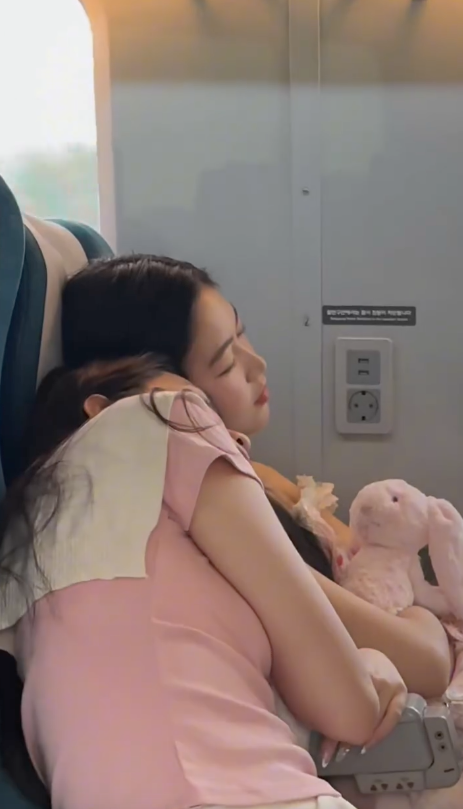 Nhiều cử chỉ thân thiết, đáng yêu giữa Lọ Lem và Hạt Dẻ khiến cõi mạng 'tan chảy'.