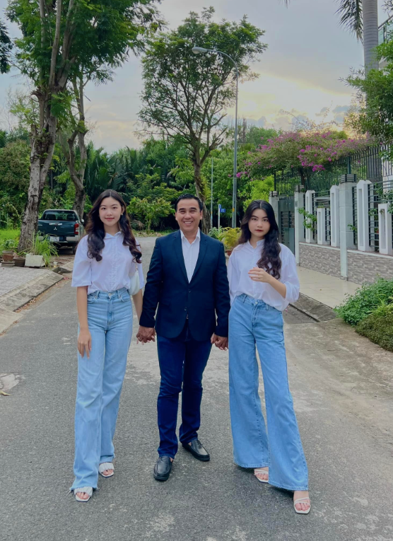 Hai cô con gái của MC Quyền Linh thường xuyên cùng ba tham gia các hoạt động từ thiện, giúp đỡ cộng đồng.