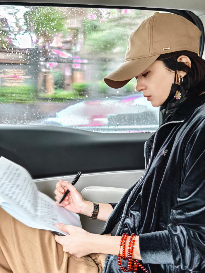 Triệu Lệ Dĩnh khiến người hâm mộ cảm động vì quá kính nghiệp.&nbsp;