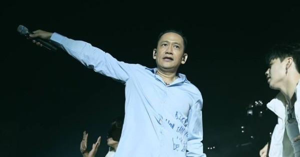 Duy Mạnh xin phép khán giả được hát nhép.