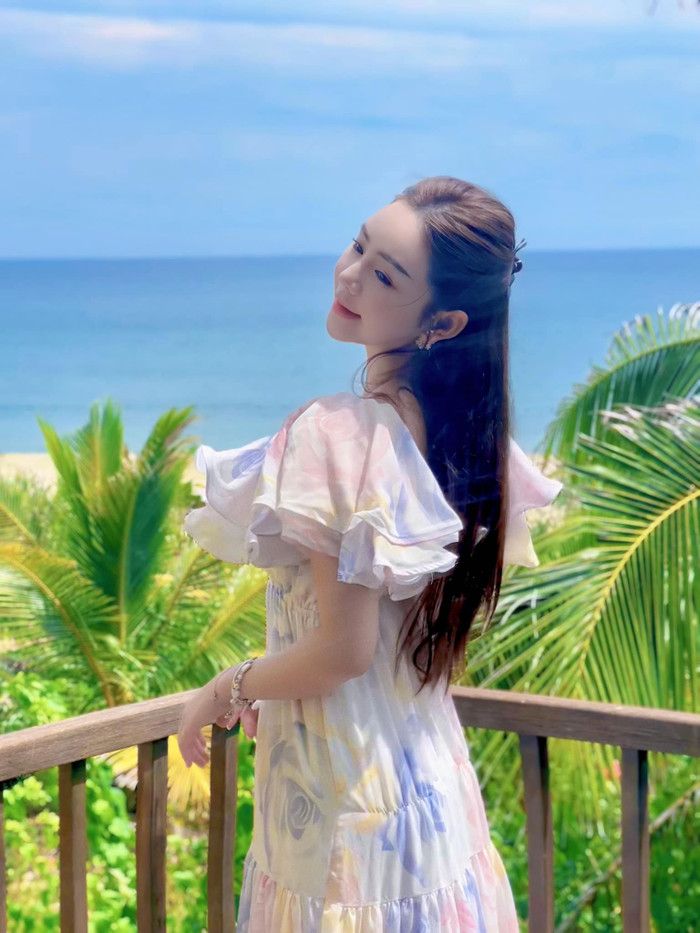 Quỳnh Kool có làn da dầu nhưng vẫn mịn màng, trắng sáng không chút khuyết điểm.