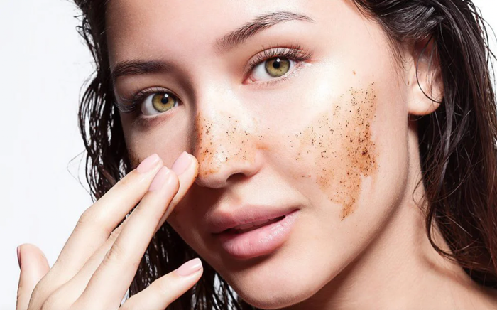 Chăm tẩy tế bào chết sẽ giúp làn da dầu trở nên thông thoáng, hạn chế bít tắc lỗ chân lông.