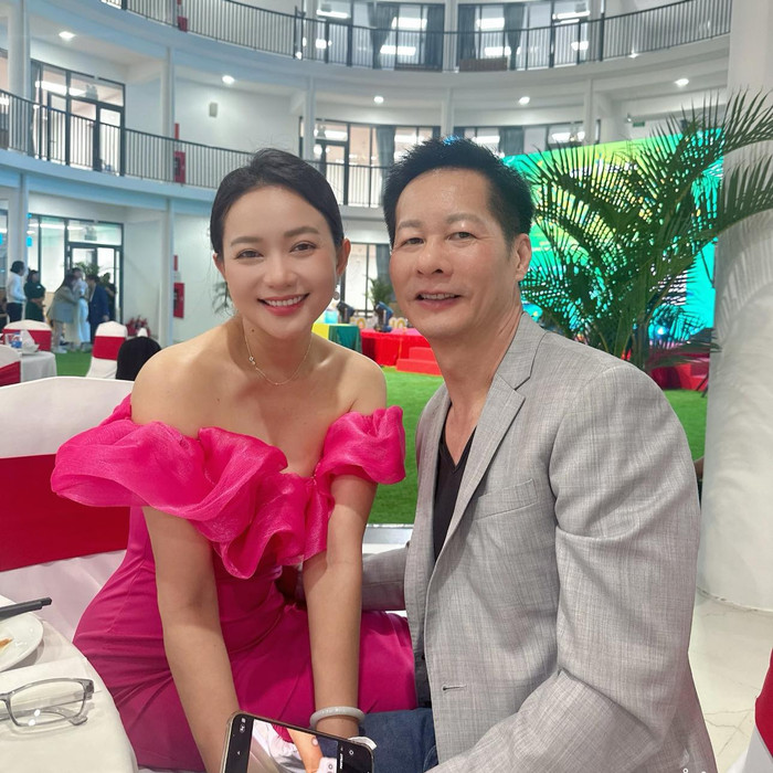 Phan Như Thảo hạnh phúc chụp ảnh cùng ông xã khi xuất hiện ở chốn đông người. Ảnh: FBNV