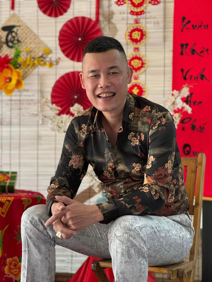 Sau khi ly hôn với người vợ thứ 3, Hiệp Gà một mình nuôi dạy con trai.