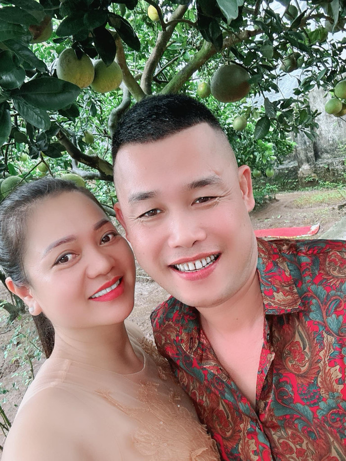 Hiệp Gà đang hạnh phúc bên bạn gái. 