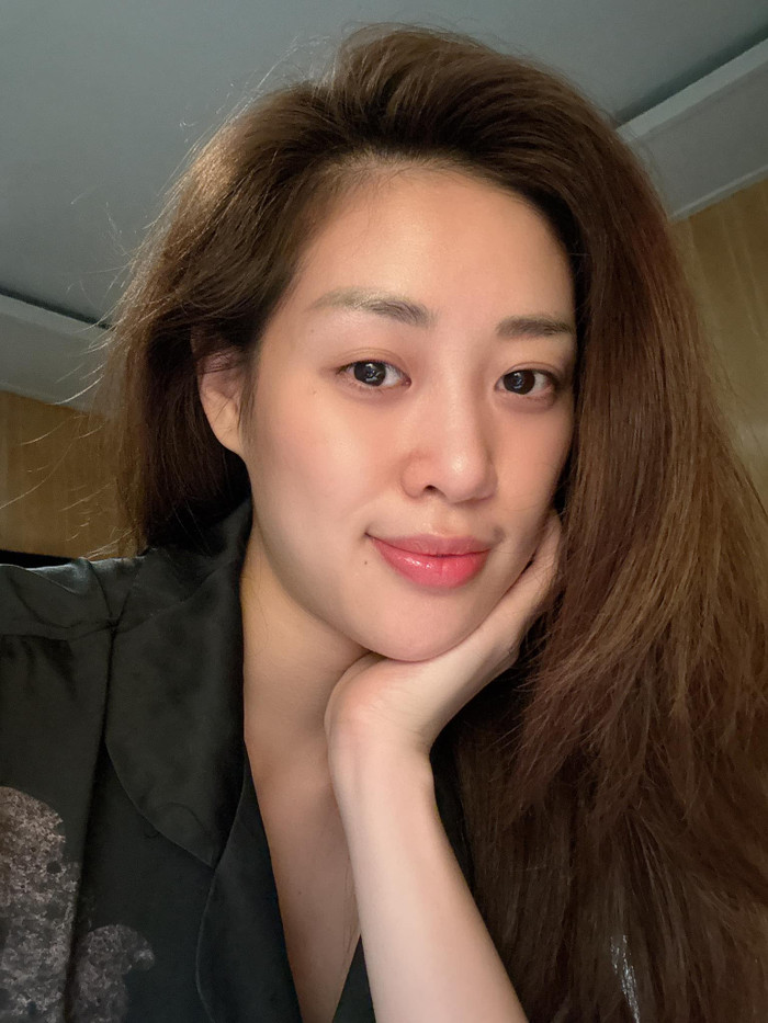 Khánh Vân đăng ảnh mặt mộc. 