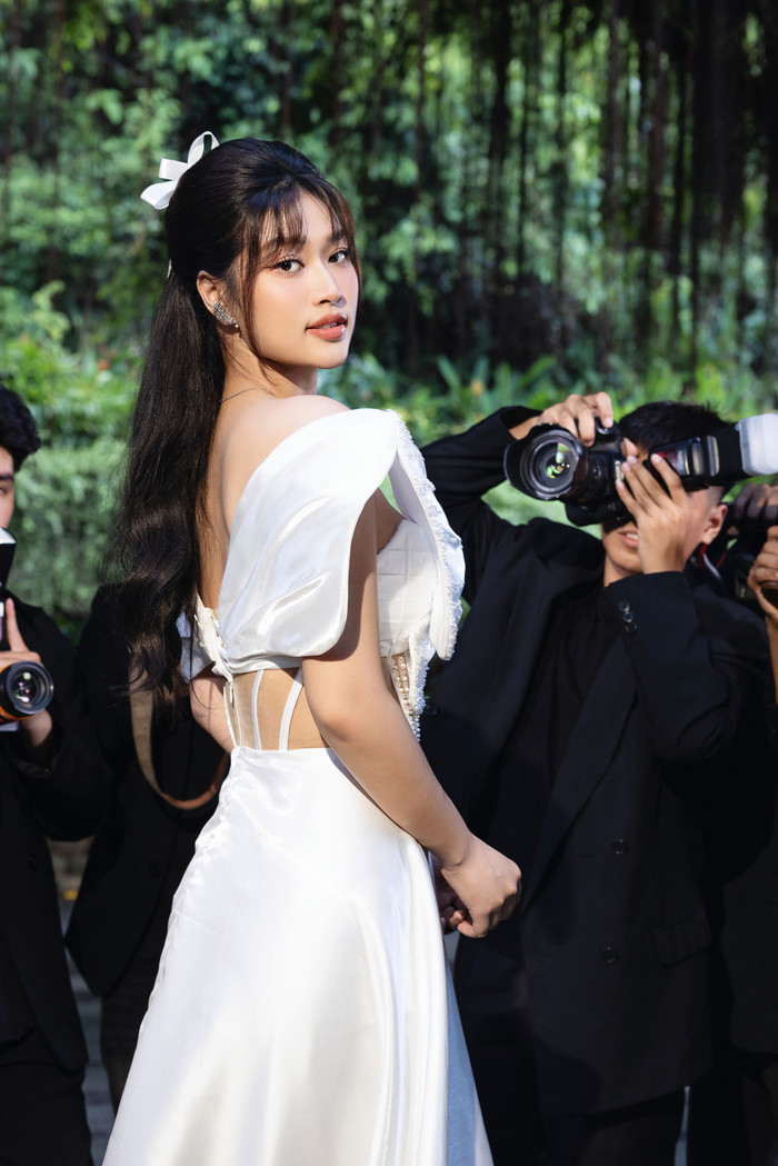 Hoa hậu Đoàn Thiên Ân bị đàn chị Minh Triệu huỷ theo dõi.