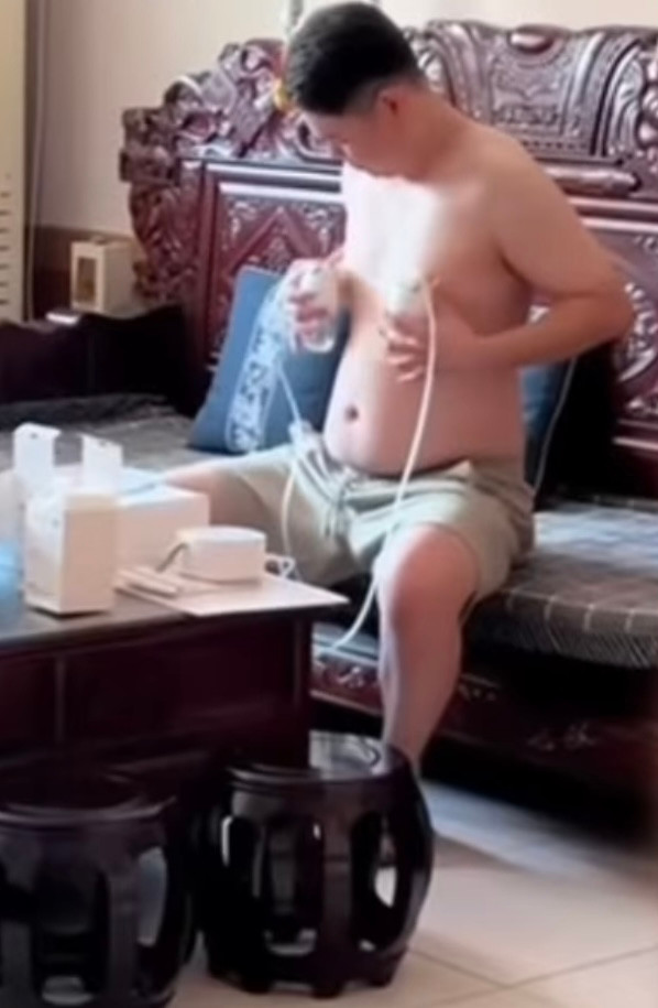 Mua tặng vợ máy hút sữa, chồng trổ tài thị phạm khiến dân tình cười ngất Ảnh 2