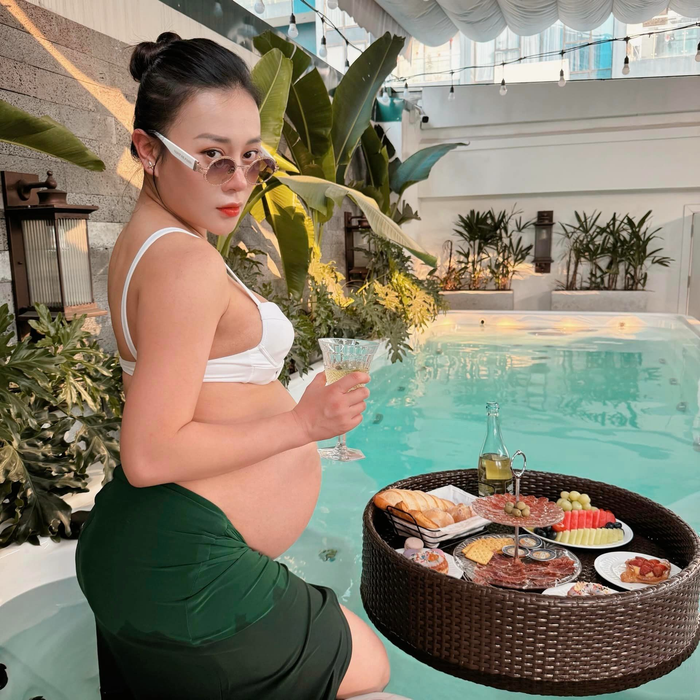 Phương Oanh từng tăng 20 kg khi đang mang song thai. Chỉ sau hai tháng sinh, người đẹp đã giảm lại như thời son rỗi. 