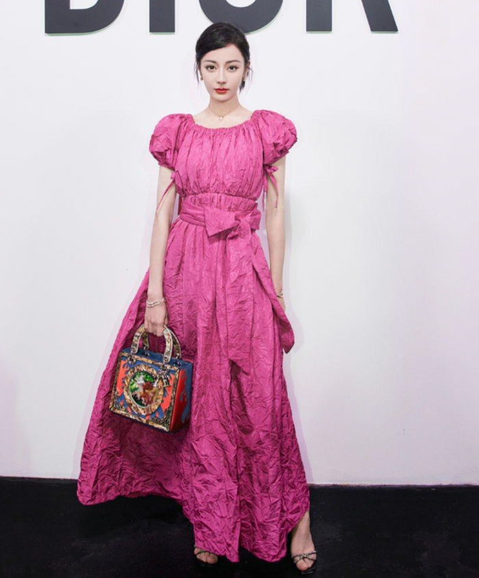 Địch Lệ Nhiệt Ba từng diện mẫu đầm này nhưng gây tranh cãi.