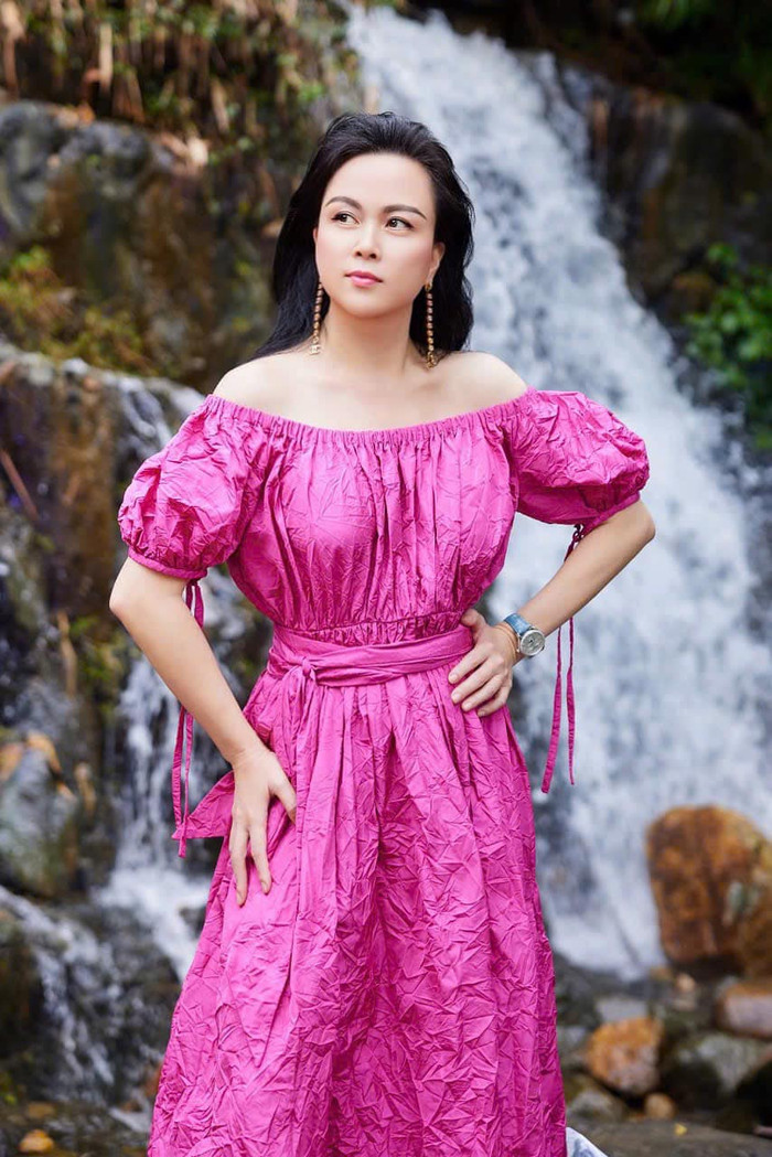 Phượng Chanel diện mẫu váy giống Địch Lệ Nhiệt Ba, thả trễ nải để lộ vai trần Ảnh 1