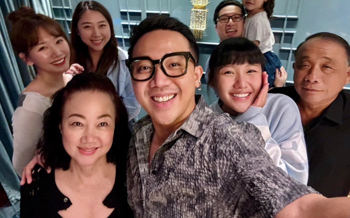 Trấn Thành khoe ảnh bố mẹ, tiết lộ một điều chưa bao giờ làm với Hari Won suốt 8 năm hôn nhân Ảnh 2