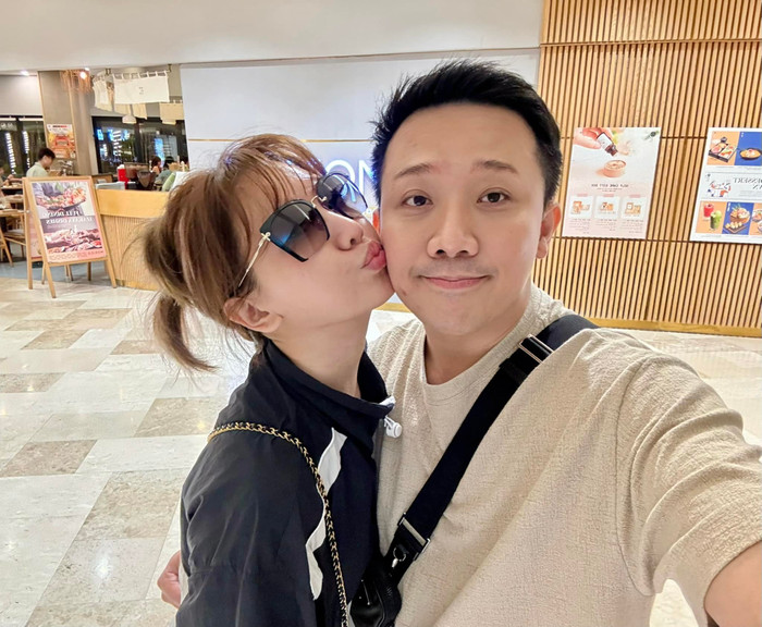 Vợ chồng Trấn Thành - Hari Won duy trì hôn nhân hạnh phúc, dành thời gian cho nhau sau những giờ làm việc căng thẳng.