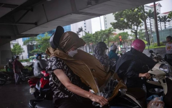 Dừng xe để mặc áo mưa sẽ bị phạt bao nhiêu tiền? Ảnh 3