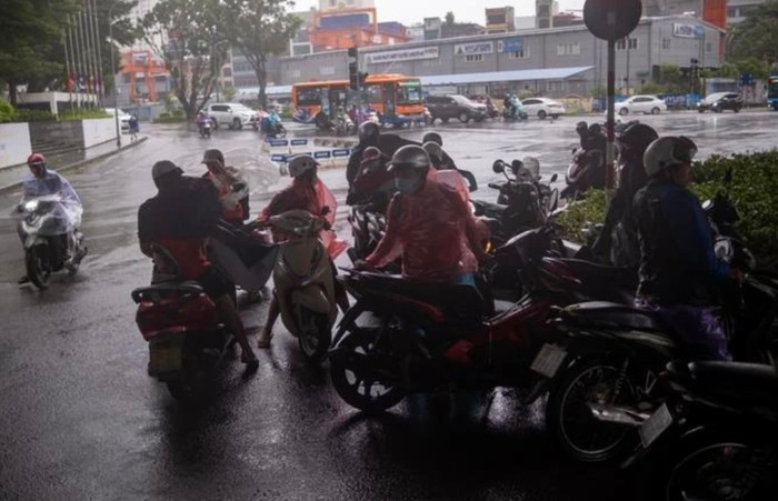 Dừng xe mặc áo mưa phải chấp hành Luật Giao thông để đảm bảo an toàn.