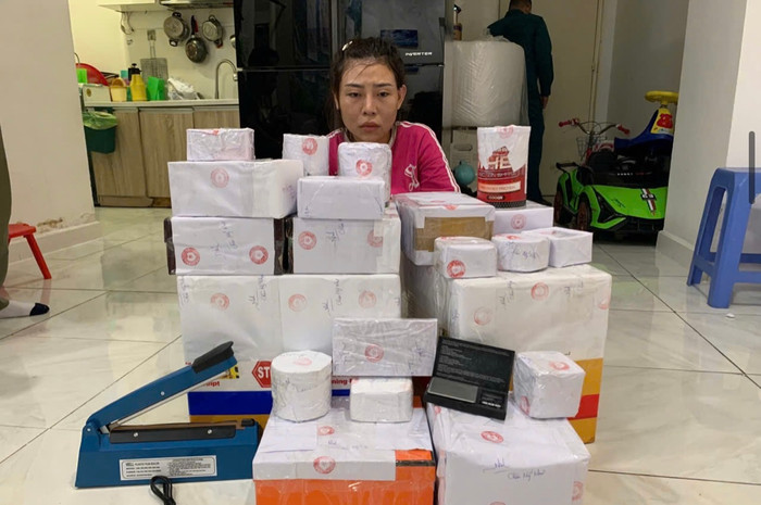 Châu Mỹ Như cùng tang vật.