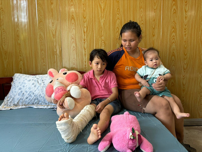 Các bệnh nhân sau khi xuất viện được đưa về ở khu tạm cư. Ảnh: Báo Lào Cai