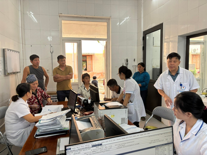 Các bệnh nhân làm thủ tục xuất viện. Ảnh: Báo Lào Cai