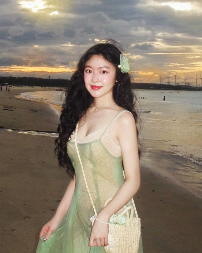 Con gái Quyền Linh ngày càng thu hút với hình ảnh quyến rũ.