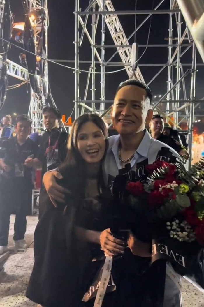 Duy Mạnh và bà xã nở nụ cười rạng rỡ ở hậu trường. Ảnh: Sưu tầm