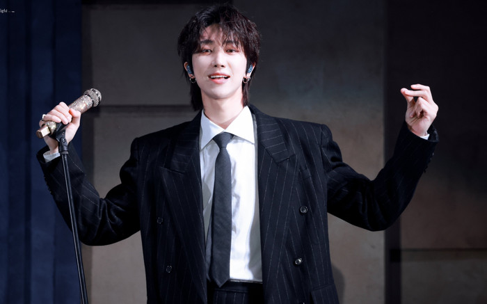 Thành viên SEVENTEEN hành động khi bị fan nữ dúi vàng thỏi vào tay tại sự kiện Ảnh 2