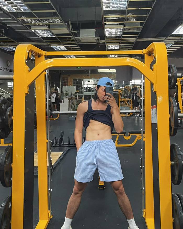 Rayo còn nhận được nhiều lời ngợi khen với vóc dáng chuẩn chỉnh, săn chắc. Không ít lần, nam ca sĩ 'chiêu đãi' người hâm mộ bằng những hình ảnh chụp tại phòng tập, khoe khéo phần cơ bụng 6 múi.