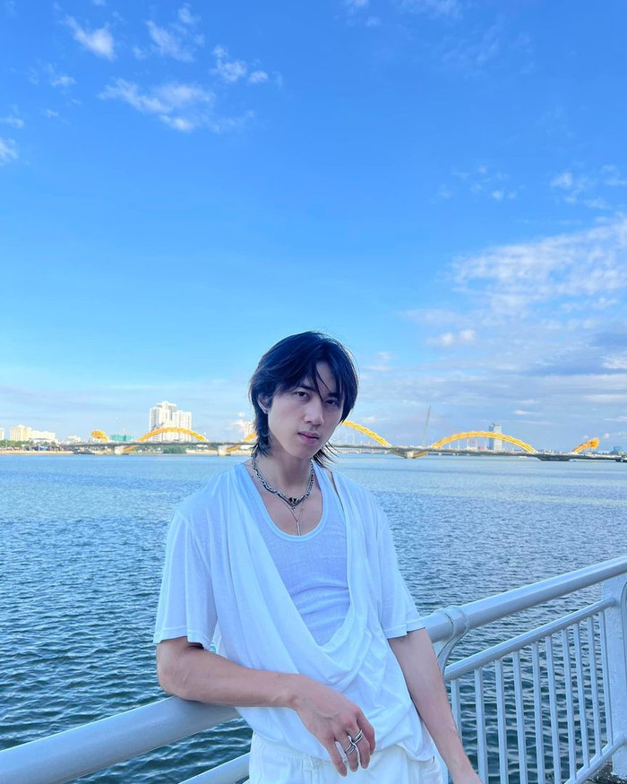 Bạn trai tin đồn của Anh Thư là Rayo, kém nữ siêu mẫu 13 tuổi và đang hoạt động nổi bật với công việc của một ca sĩ. Anh đã tạo nên được một số dấu ấn nhất định trên làng nhạc Việt với bản hit Cẩm Tú đang chạm mốc 16 triệu lượt xem trên Youtube.