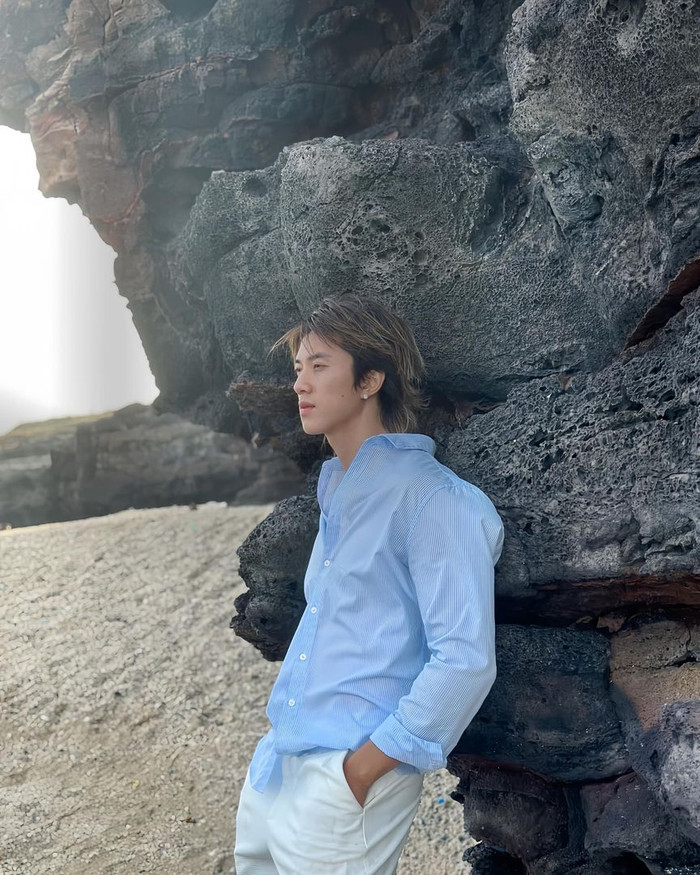 Ở đời thường, bạn trai tin đồn của Anh Thư theo đuổi phong cách thời trang đơn giản, thanh lịch khác hẳn với sự nóng bỏng của vóc dáng. Tủ đồ của Rayo chỉ xoay quanh những item cơ bản như quần tây, áo sơ mi đơn sắc, mang tông màu lạnh hoặc trung tính và không có quá nhiều hoạ tiết.